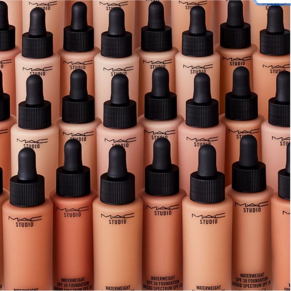MAC Studio Waterweight Foundation NW25 SPF 30 - Picture 7 of 7